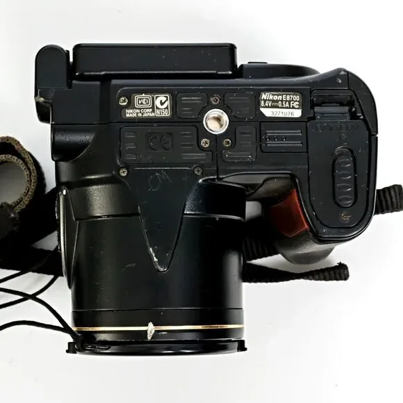 Nikon Coolpix 8700 8MP Digital Camera w/8x ED Zoom (Needs Battery) - Picture 5 of 6